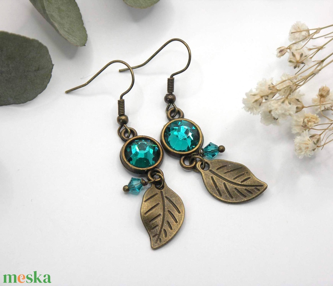 Tengerkék színű Preciosa kristályokkal és  antik bronz levelekkel készült fülbevaló, akár szettben is, nyaklánccal - ékszer - fülbevaló - lógó fülbevaló - Meska.hu