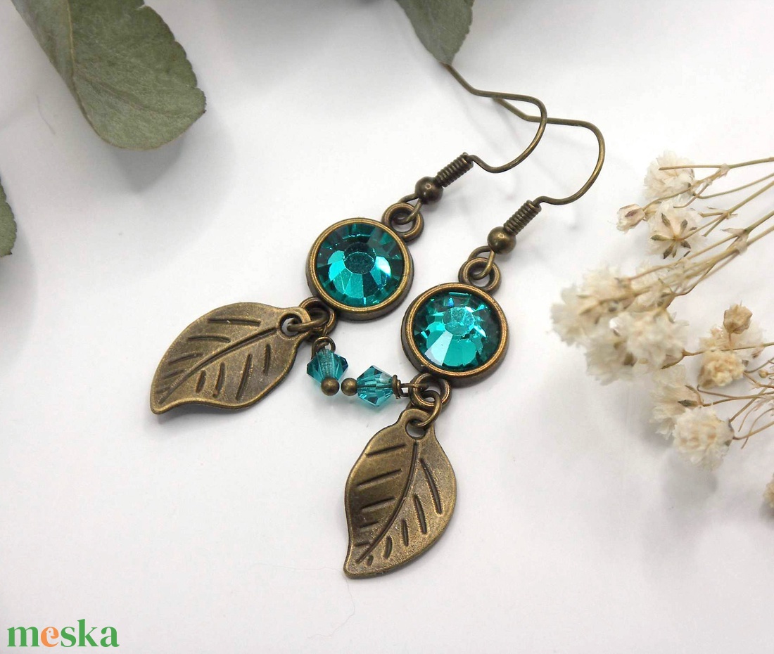 Tengerkék színű Preciosa kristályokkal és  antik bronz levelekkel készült fülbevaló, akár szettben is, nyaklánccal - ékszer - fülbevaló - lógó fülbevaló - Meska.hu