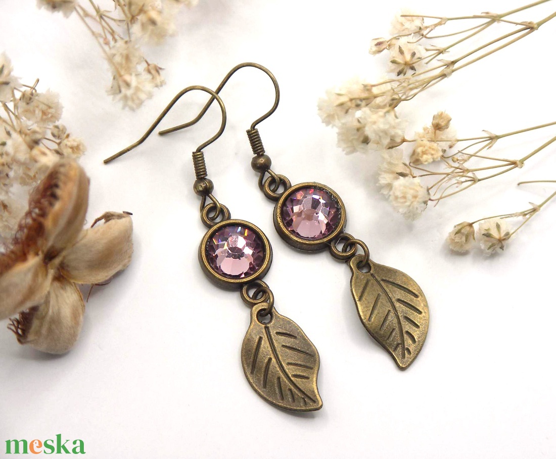 Ametiszt színű Preciosa kristályokkal és antik bronz levelekkel készült fülbevaló, akár szettben is, nyaklánccal - ékszer - fülbevaló - lógó fülbevaló - Meska.hu