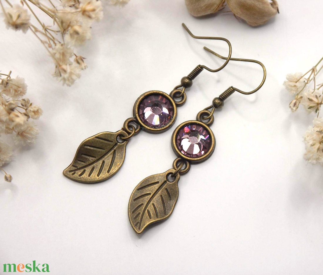 Ametiszt színű Preciosa kristályokkal és antik bronz levelekkel készült fülbevaló, akár szettben is, nyaklánccal - ékszer - fülbevaló - lógó fülbevaló - Meska.hu