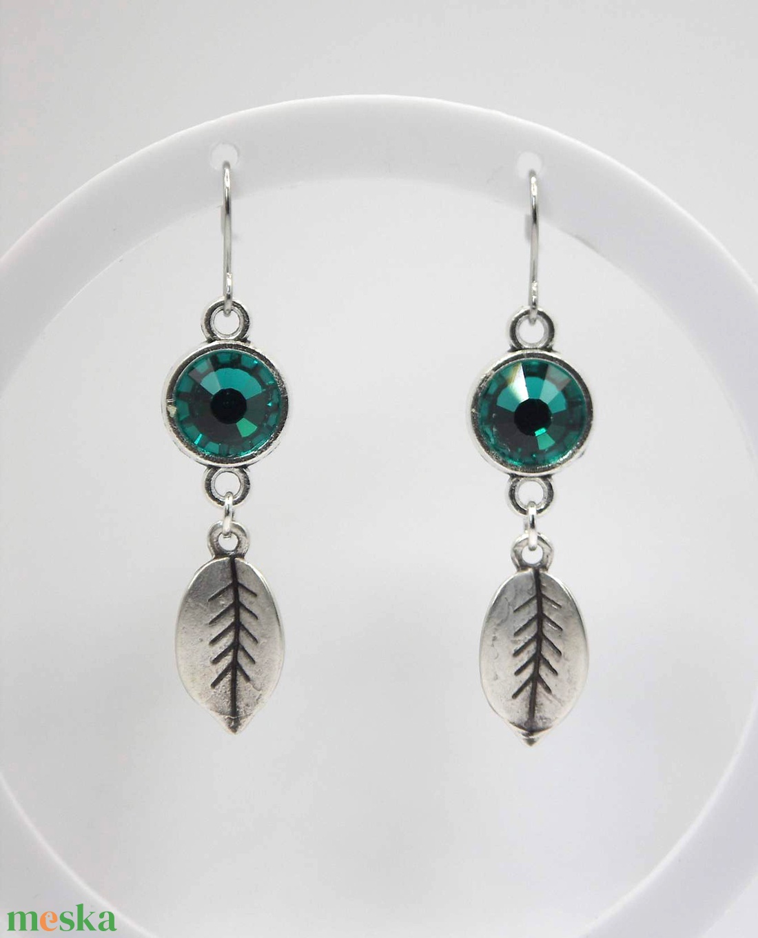 Tengerkék színű Preciosa kristályokkal és ezüst színű levelekkel készült fülbevaló, akár szettben is, nyaklánccal - ékszer - fülbevaló - lógó fülbevaló - Meska.hu