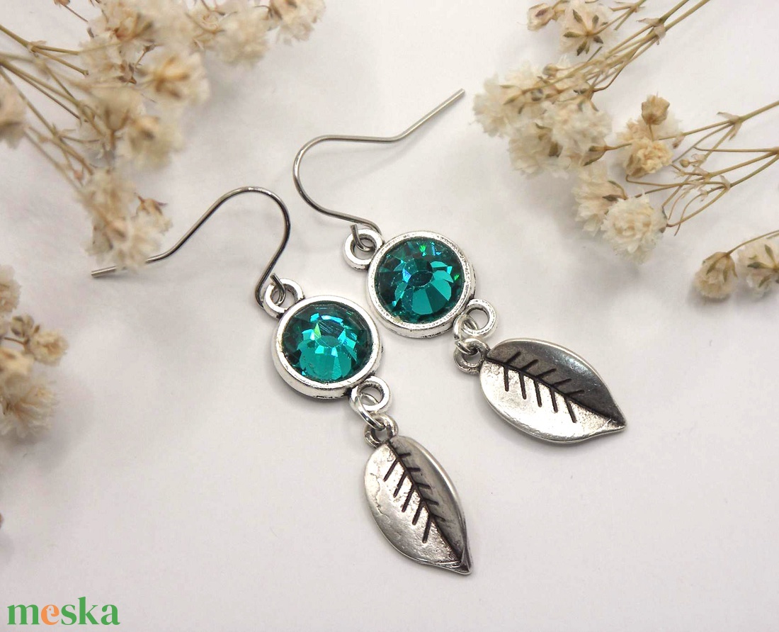 Tengerkék színű Preciosa kristályokkal és ezüst színű levelekkel készült fülbevaló, akár szettben is, nyaklánccal - ékszer - fülbevaló - lógó fülbevaló - Meska.hu