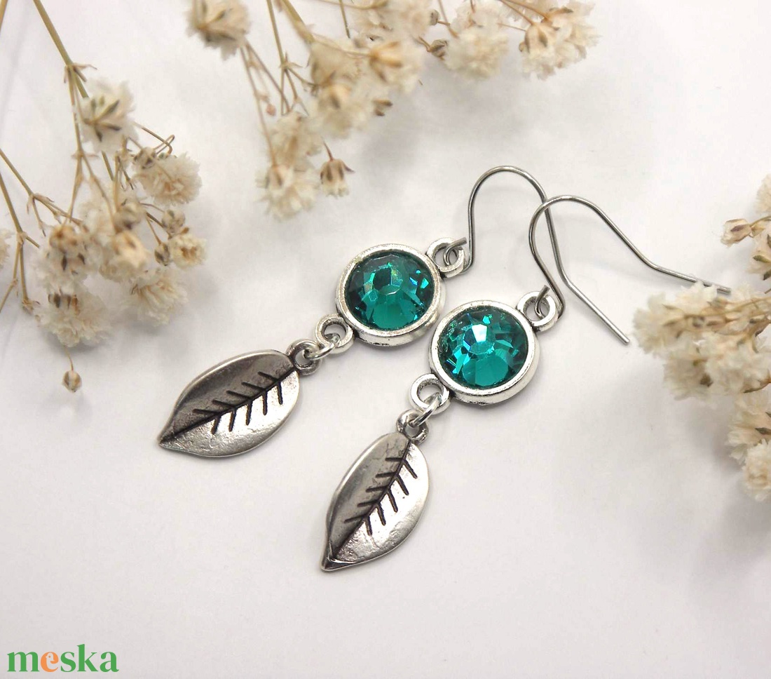 Tengerkék színű Preciosa kristályokkal és ezüst színű levelekkel készült fülbevaló, akár szettben is, nyaklánccal - ékszer - fülbevaló - lógó fülbevaló - Meska.hu