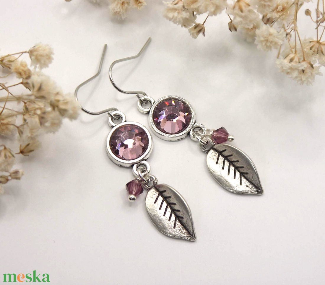 Ametiszt színű Preciosa kristályokkal és ezüst színű levelekkel készült fülbevaló, akár szettben is, nyaklánccal - ékszer - fülbevaló - lógó fülbevaló - Meska.hu