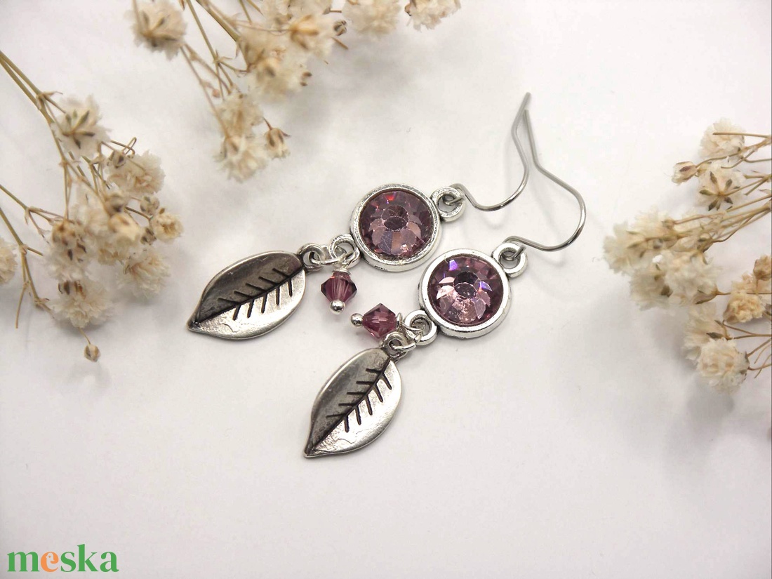 Ametiszt színű Preciosa kristályokkal és ezüst színű levelekkel készült fülbevaló, akár szettben is, nyaklánccal - ékszer - fülbevaló - lógó fülbevaló - Meska.hu