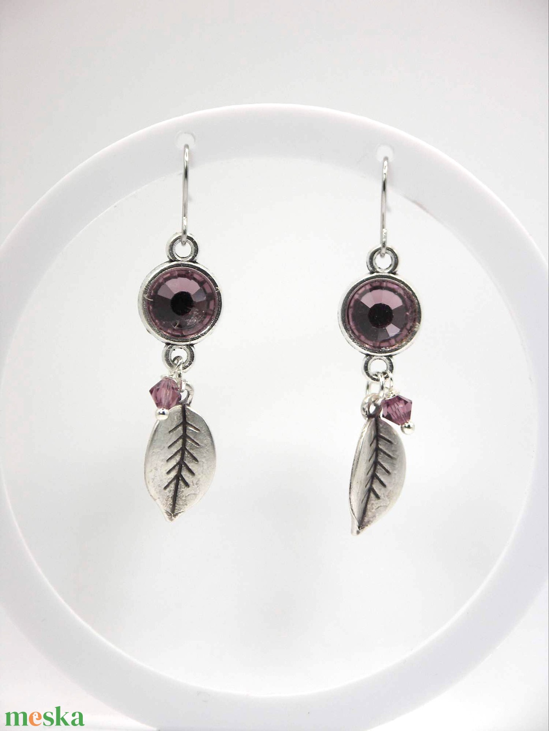 Ametiszt színű Preciosa kristályokkal és ezüst színű levelekkel készült fülbevaló, akár szettben is, nyaklánccal - ékszer - fülbevaló - lógó fülbevaló - Meska.hu