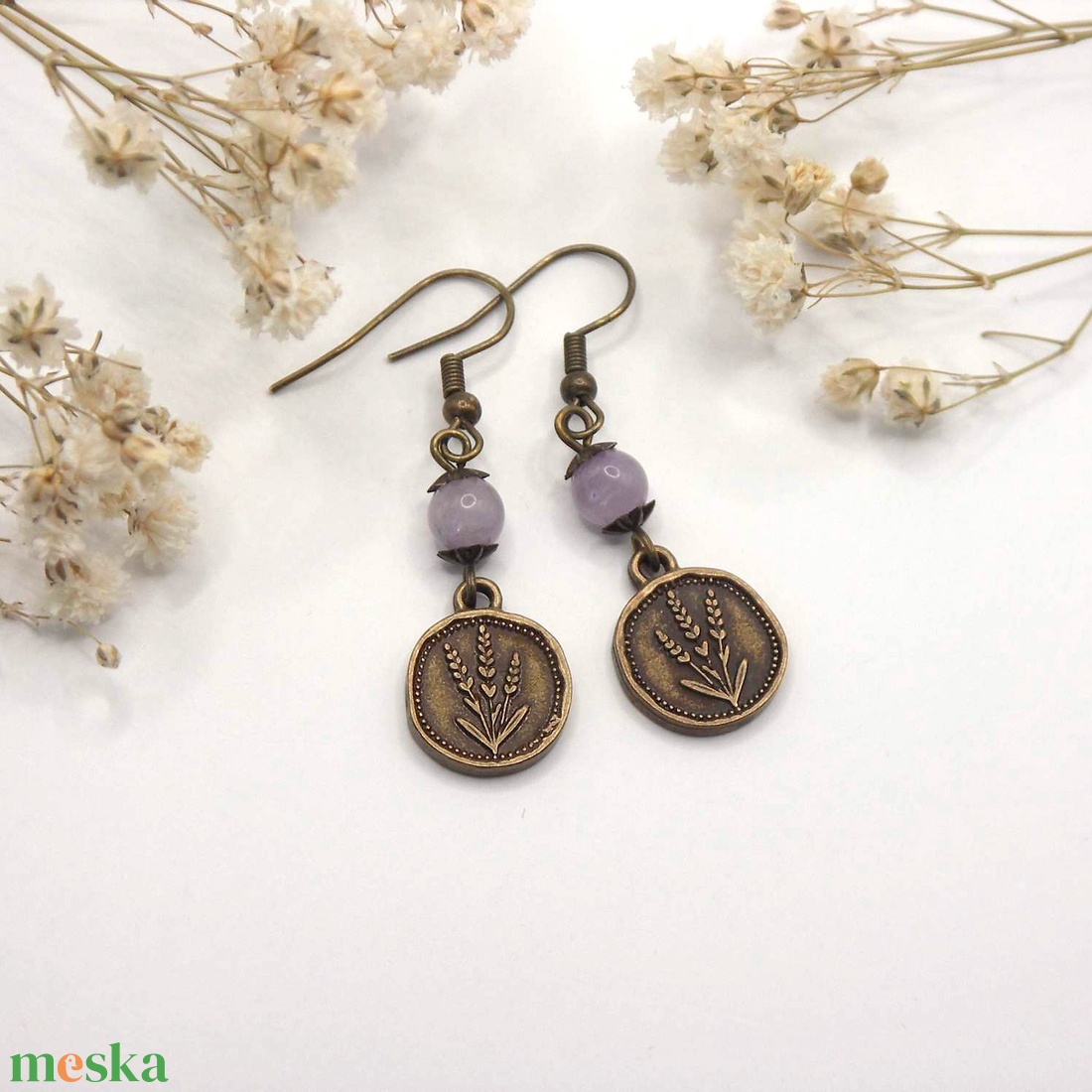 Fülbevaló ametiszt ásványgyöngyökből és levendula mintás függőkből - Lavender - ékszer - fülbevaló - lógó fülbevaló - Meska.hu