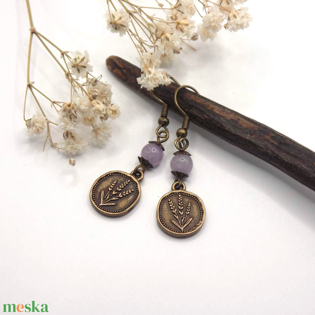 Fülbevaló ametiszt ásványgyöngyökből és levendula mintás függőkből - Lavender - ékszer - fülbevaló - lógó fülbevaló - Meska.hu