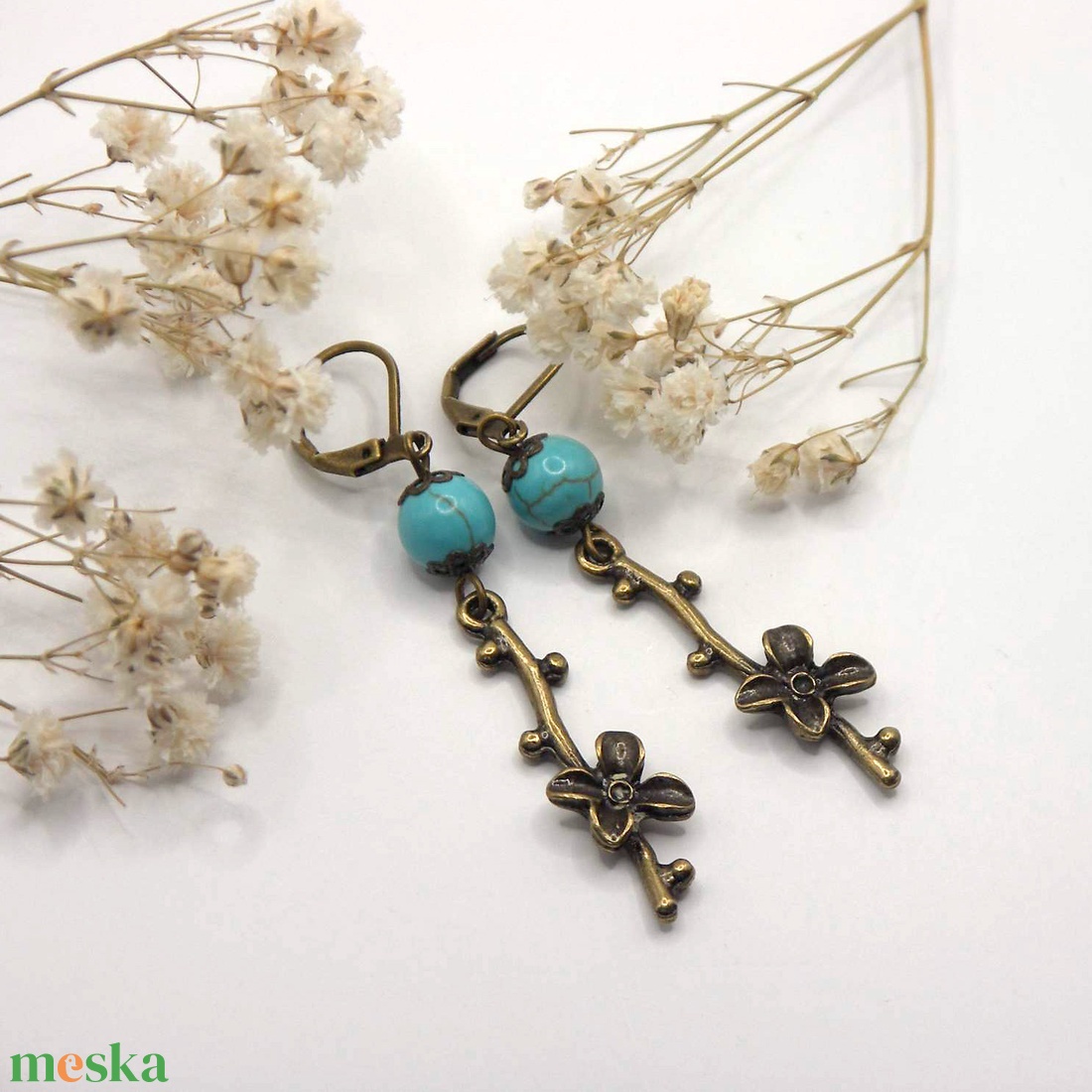 Fülbevaló türkiz színű howlit ásványgyöngyökből és virágos ág alakú függőkből - Mézbogyó - ékszer - fülbevaló - lógó fülbevaló - Meska.hu