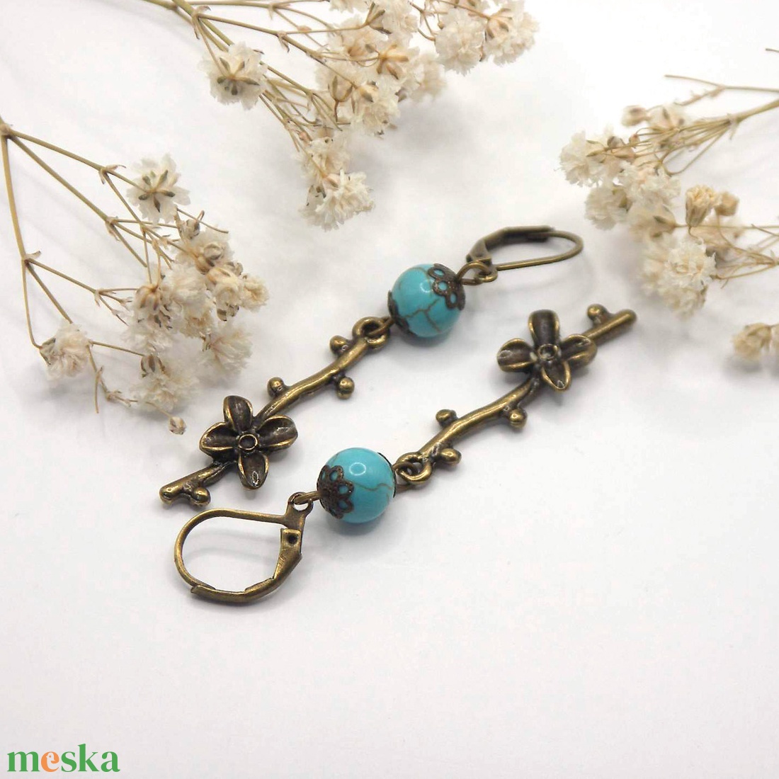 Fülbevaló türkiz színű howlit ásványgyöngyökből és virágos ág alakú függőkből - Mézbogyó - ékszer - fülbevaló - lógó fülbevaló - Meska.hu