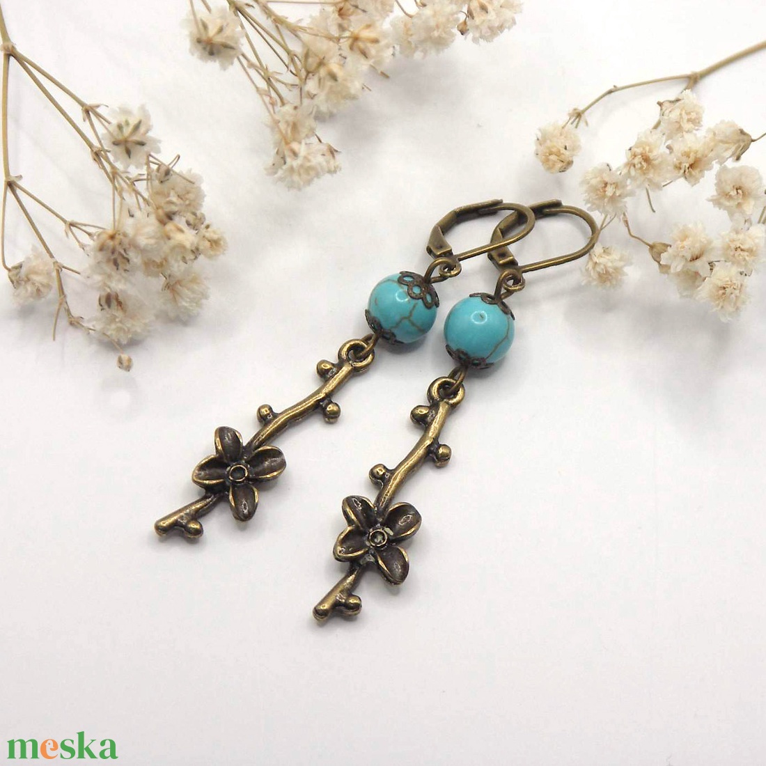 Fülbevaló türkiz színű howlit ásványgyöngyökből és virágos ág alakú függőkből - Mézbogyó - ékszer - fülbevaló - lógó fülbevaló - Meska.hu