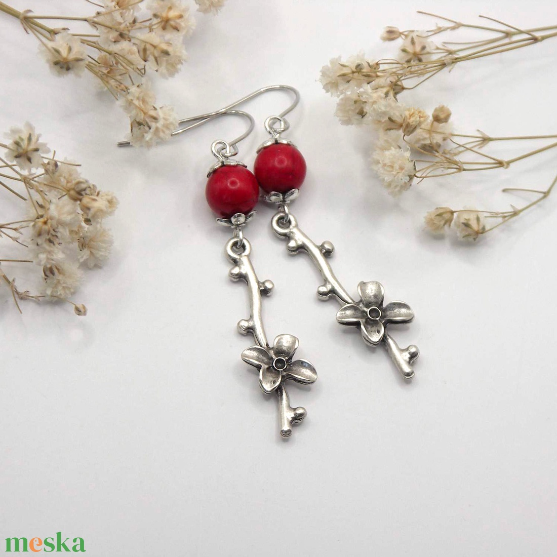 Fülbevaló piros howlit ásványgyöngyökből és virágos ág alakú függőkből - Tűztövis - ékszer - fülbevaló - lógó fülbevaló - Meska.hu