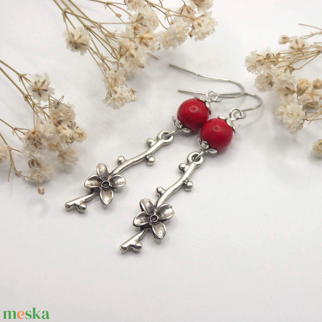 Fülbevaló piros howlit ásványgyöngyökből és virágos ág alakú függőkből - Tűztövis - ékszer - fülbevaló - lógó fülbevaló - Meska.hu