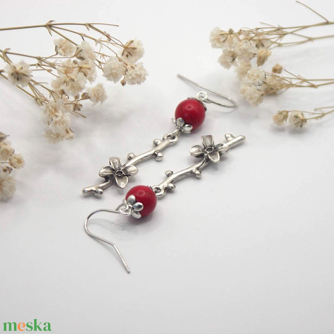 Fülbevaló piros howlit ásványgyöngyökből és virágos ág alakú függőkből - Tűztövis - ékszer - fülbevaló - lógó fülbevaló - Meska.hu
