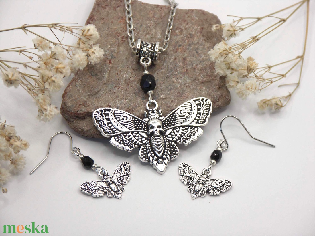 Molylepkés nyaklánc és fülbevaló szett fekete színű, csiszolt, cseh üveggyöngyökkel - Éji látogató - ékszer - ékszerszett - Meska.hu