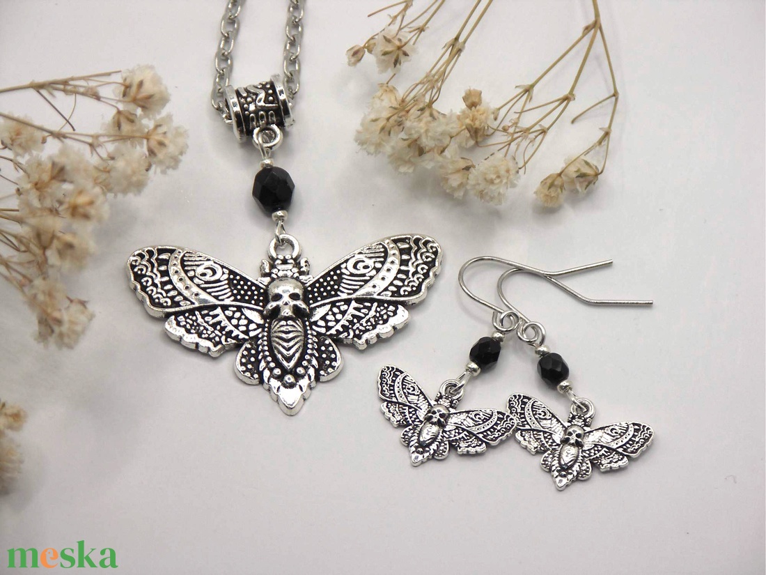 Molylepkés nyaklánc és fülbevaló szett fekete színű, csiszolt, cseh üveggyöngyökkel - Éji látogató - ékszer - ékszerszett - Meska.hu