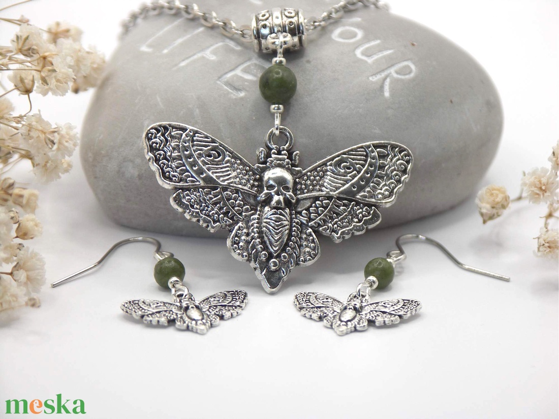 Molylepkés nyaklánc és fülbevaló szett zöld jáspis ásványgyöngyökkel - Suttogó szárnyú - ékszer - ékszerszett - Meska.hu