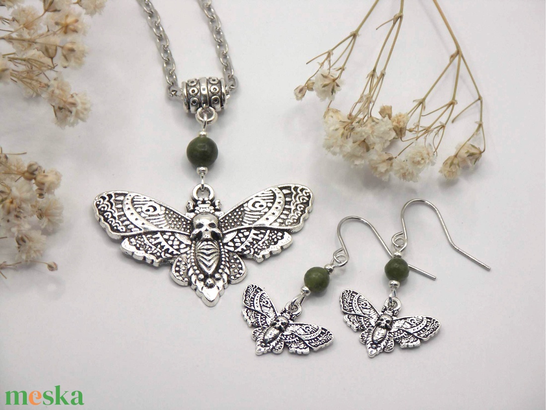 Molylepkés nyaklánc és fülbevaló szett zöld jáspis ásványgyöngyökkel - Suttogó szárnyú - ékszer - ékszerszett - Meska.hu