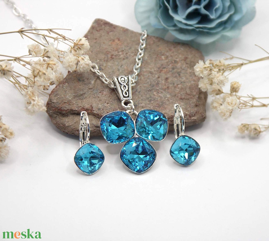 Három, lekerekített négyszög formájú, tengerkék színű Swarovski kristállyal készült nyaklánc és fülbevaló szett - ékszer - ékszerszett - Meska.hu