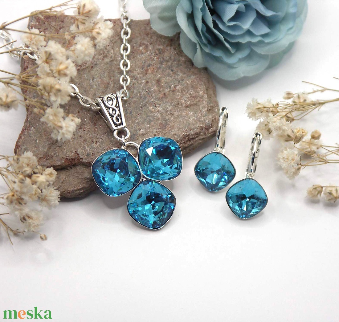 Három, lekerekített négyszög formájú, tengerkék színű Swarovski kristállyal készült nyaklánc és fülbevaló szett - ékszer - ékszerszett - Meska.hu