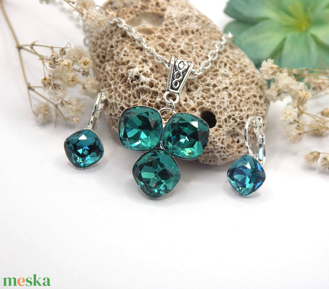 Három, lekerekített négyszög formájú, smaragd színű Swarovski kristállyal készült nyaklánc és fülbevaló szett - ékszer - ékszerszett - Meska.hu