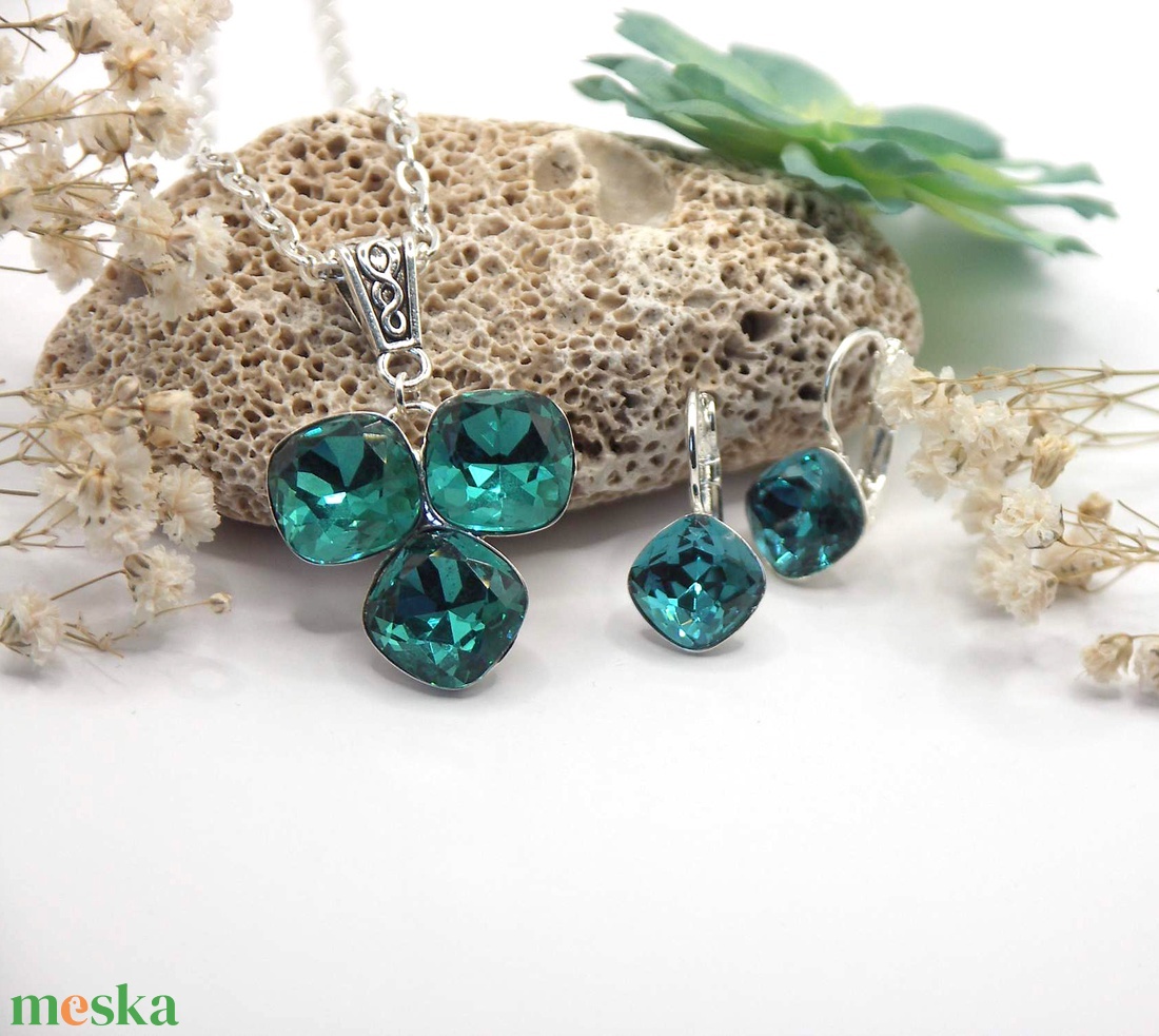 Három, lekerekített négyszög formájú, smaragd színű Swarovski kristállyal készült nyaklánc és fülbevaló szett - ékszer - ékszerszett - Meska.hu
