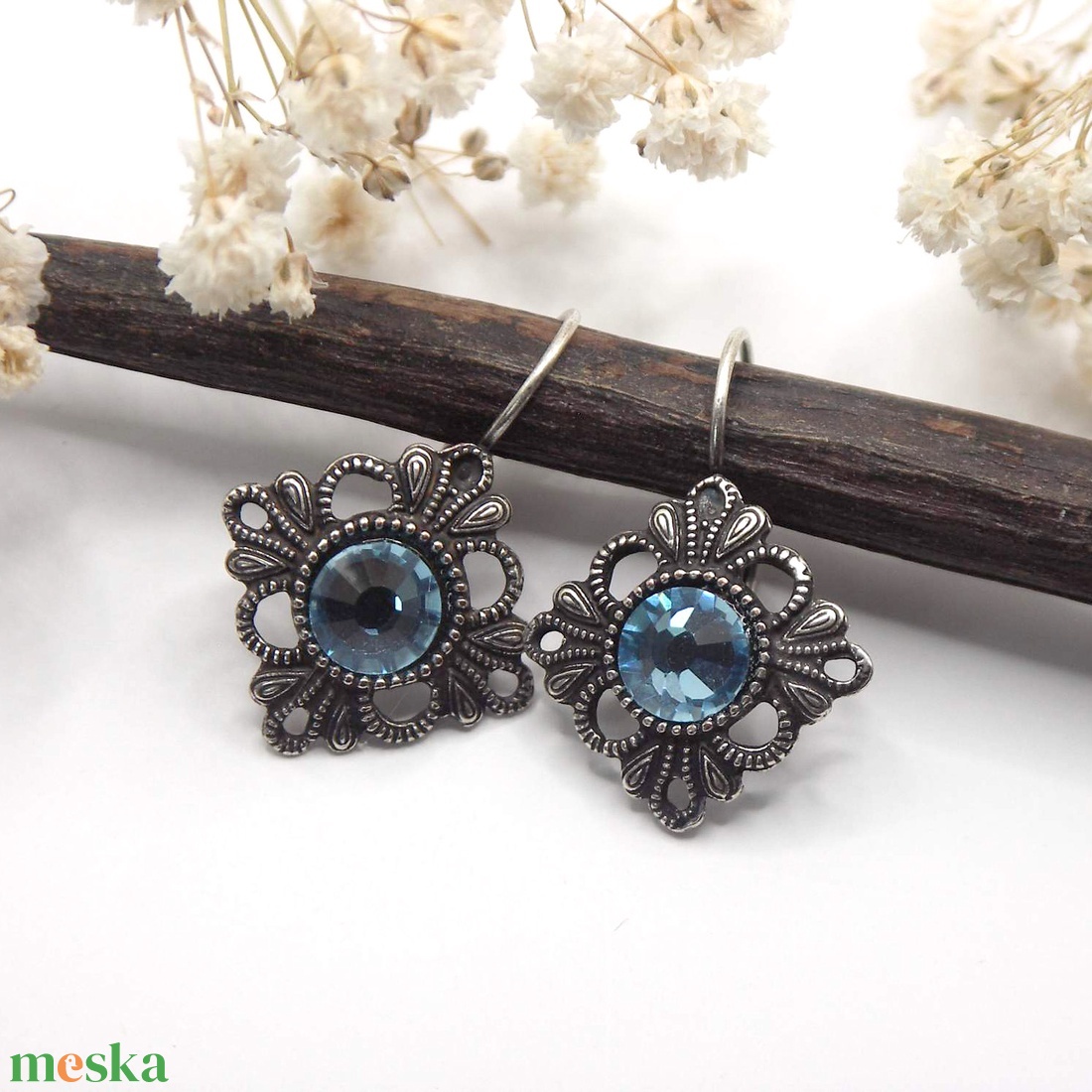 Világoskék Swarovski kristályos, egyedi készítésú, szirmokkal áttört rombusz alakú fülbevaló  Tengerfény - ékszer - fülbevaló - lógó fülbevaló - Meska.hu