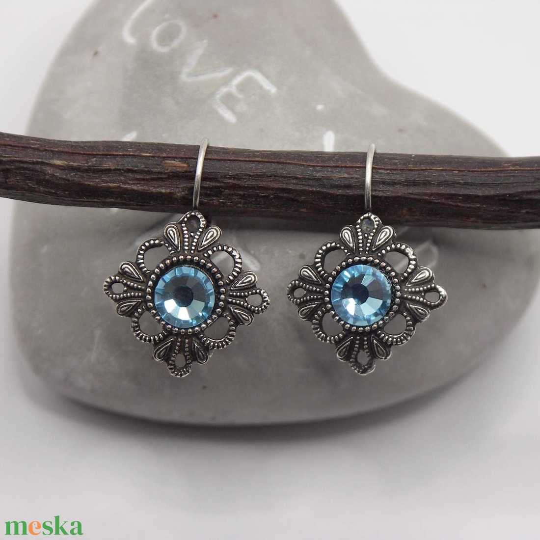 Világoskék Swarovski kristályos, egyedi készítésú, szirmokkal áttört rombusz alakú fülbevaló  Tengerfény - ékszer - fülbevaló - lógó fülbevaló - Meska.hu