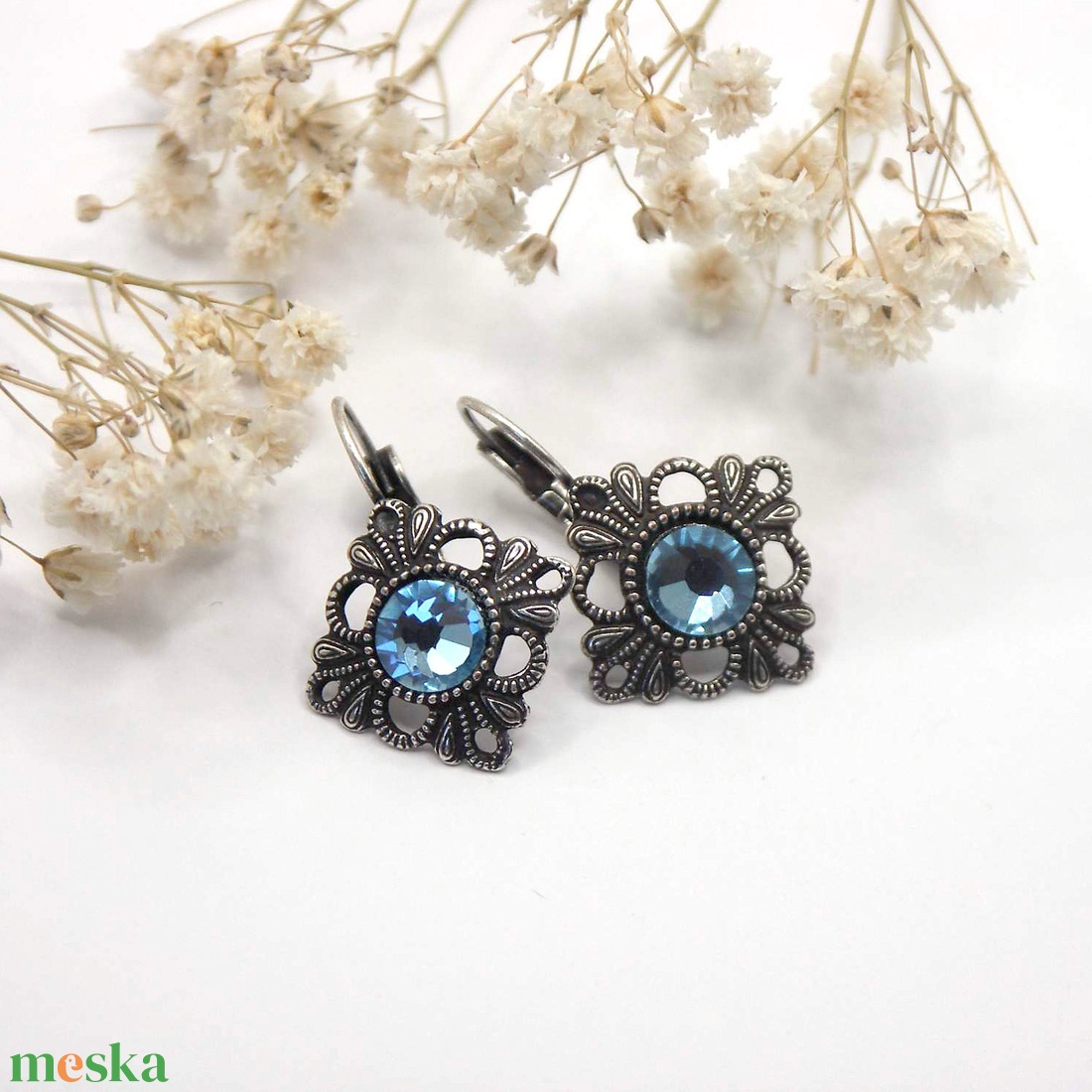 Világoskék Swarovski kristályos, egyedi készítésú, szirmokkal áttört rombusz alakú fülbevaló  Tengerfény - ékszer - fülbevaló - lógó fülbevaló - Meska.hu