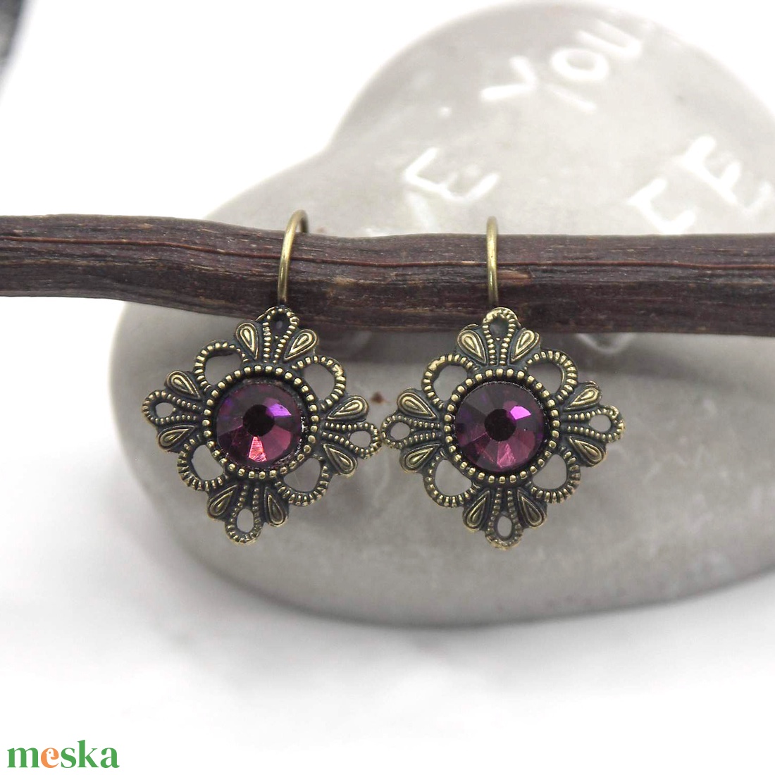 Sötét ametiszt színű Swarovski kristályos, egyedi készítésú, szirmokkal áttört rombusz alakú fülbevaló - Bársony - ékszer - fülbevaló - lógó fülbevaló - Meska.hu