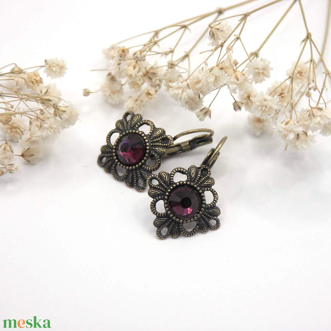 Sötét ametiszt színű Swarovski kristályos, egyedi készítésú, szirmokkal áttört rombusz alakú fülbevaló - Bársony - ékszer - fülbevaló - lógó fülbevaló - Meska.hu