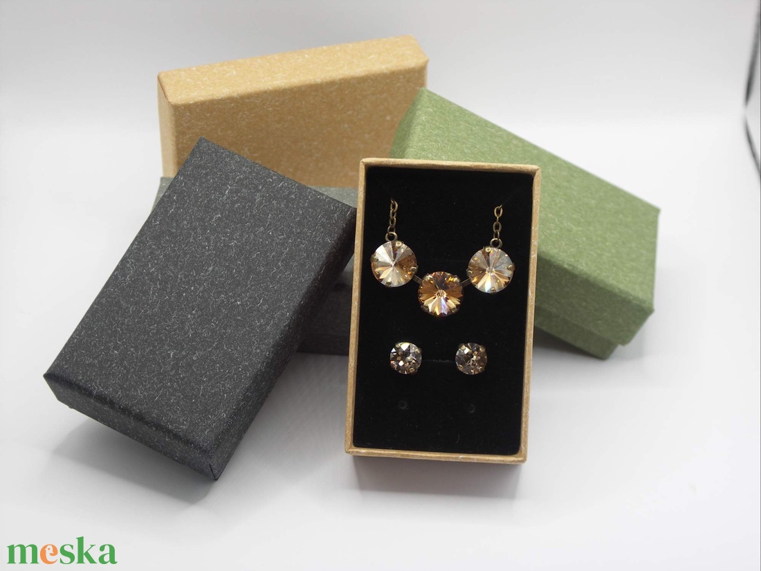 Zöldesen csillanó, kissé áttetsző, szürkés-fehér Swarovski kristályos nyaklánc és fülbevaló szett - Harmatfény - ékszer - ékszerszett - Meska.hu