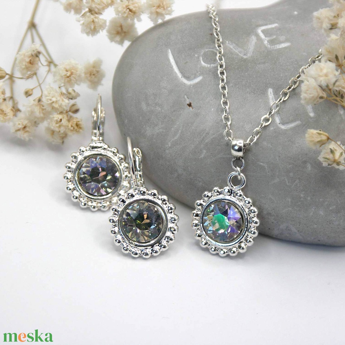 Zöldesen csillanó, kissé áttetsző, szürkés-fehér Swarovski kristályos nyaklánc és fülbevaló szett - Harmatfény - ékszer - ékszerszett - Meska.hu