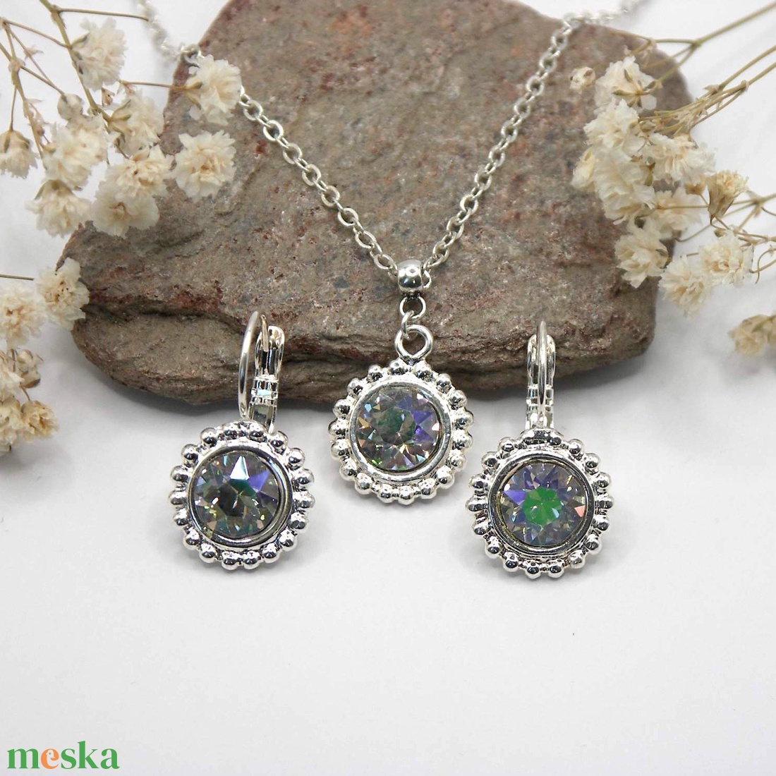 Zöldesen csillanó, kissé áttetsző, szürkés-fehér Swarovski kristályos nyaklánc és fülbevaló szett - Harmatfény - ékszer - ékszerszett - Meska.hu