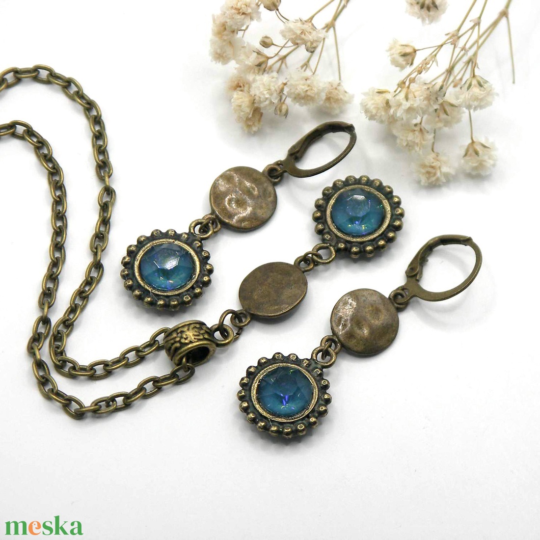 Bársonyos, puha fényű, középkék színű Swarovski kristályos nyaklánc és fülbevaló szett - Bársonyfény - ékszer - ékszerszett - Meska.hu