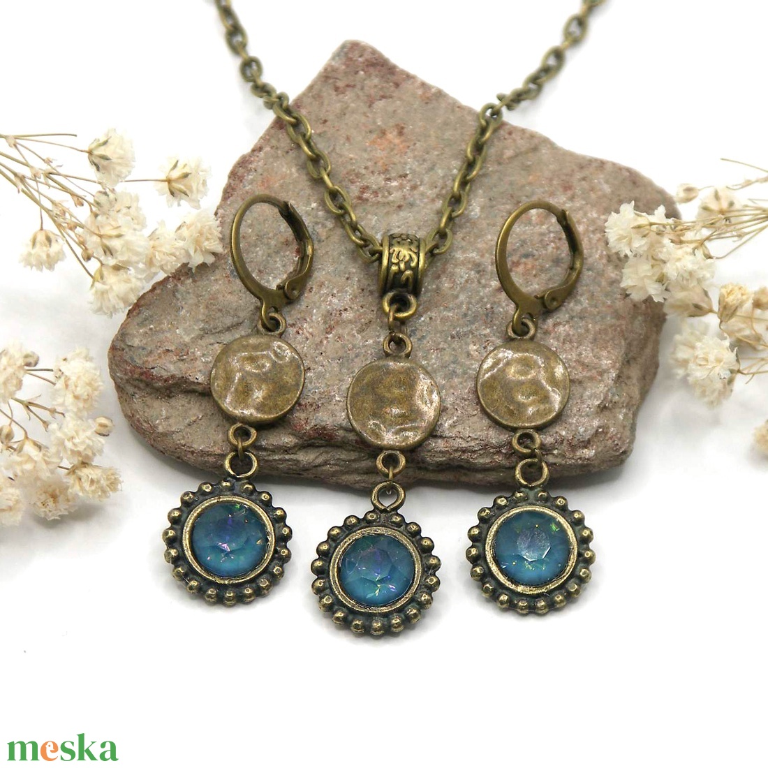 Bársonyos, puha fényű, középkék színű Swarovski kristályos nyaklánc és fülbevaló szett - Bársonyfény - ékszer - ékszerszett - Meska.hu