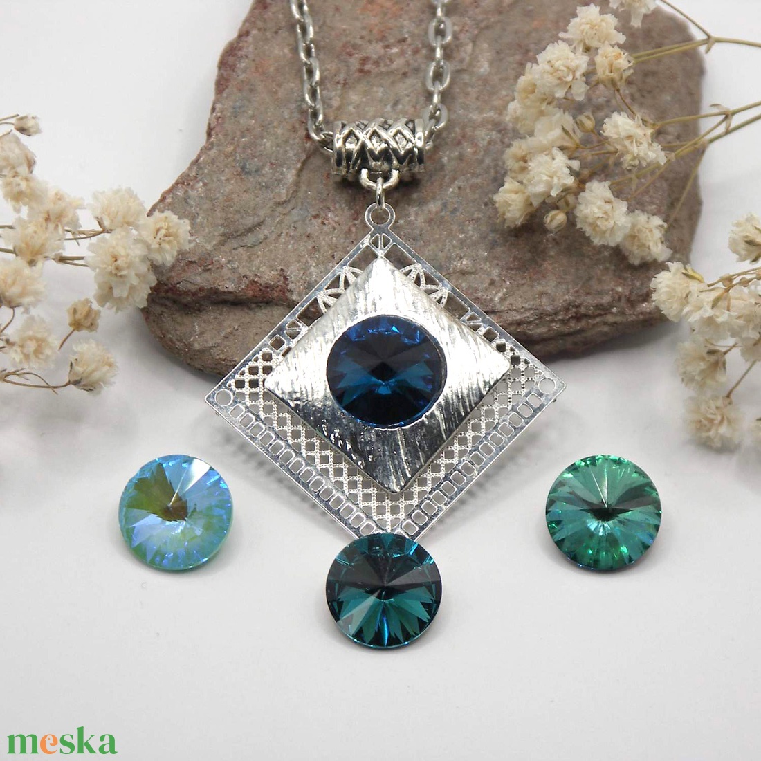 Swarovski kristályos nyaklánc, egyedi készítésú, négyszög formájú medállal, választható színű kristállyal - ékszer - nyaklánc - medálos nyaklánc - Meska.hu
