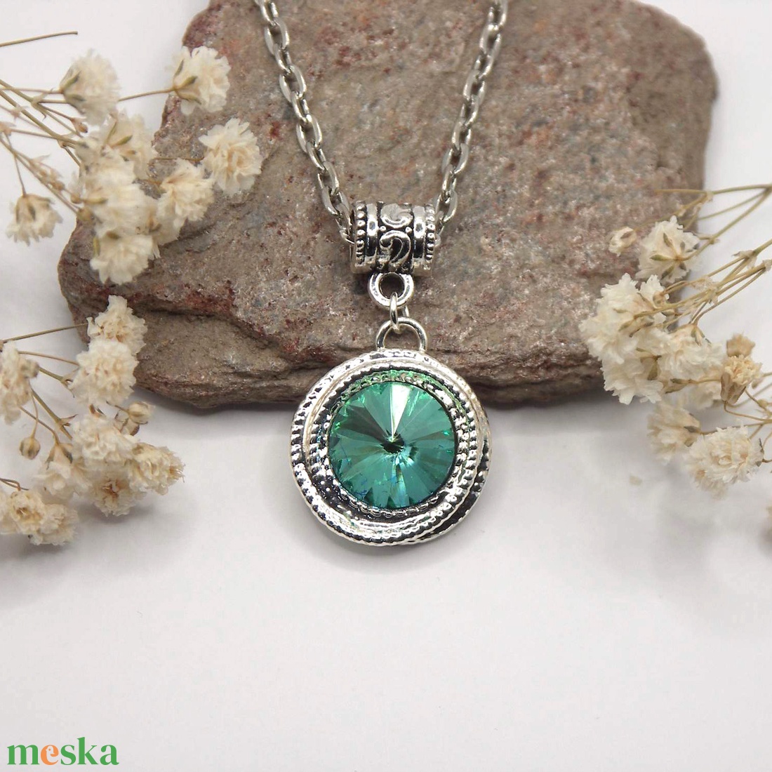Swarovski kristályos nyaklánc, egyedi készítésú, peremes medállal, választható színű kristállyal - ékszer - nyaklánc - medálos nyaklánc - Meska.hu