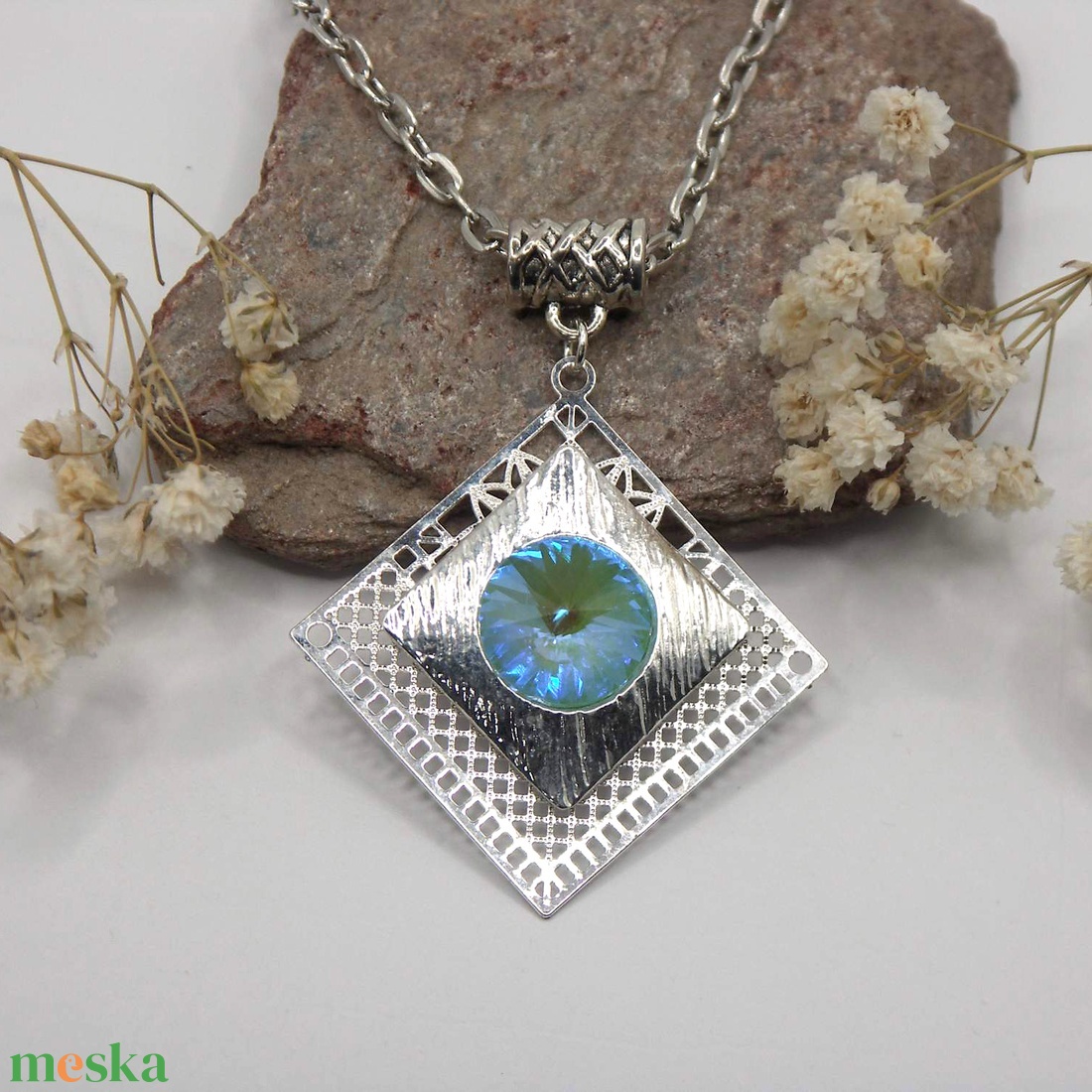 Swarovski kristályos nyaklánc, egyedi készítésú, négyszög formájú medállal, választható színű kristállyal - ékszer - nyaklánc - medálos nyaklánc - Meska.hu