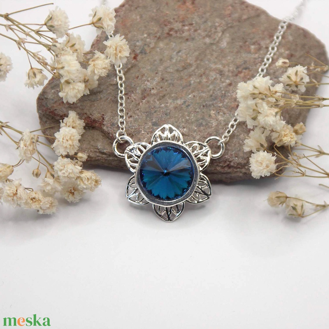 Swarovski kristályos nyaklánc, egyedi készítésú, virág formájú medállal, választható színű kristállyal - ékszer - nyaklánc - medálos nyaklánc - Meska.hu