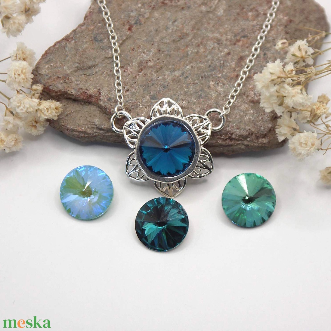 Swarovski kristályos nyaklánc, egyedi készítésú, virág formájú medállal, választható színű kristállyal - ékszer - nyaklánc - medálos nyaklánc - Meska.hu