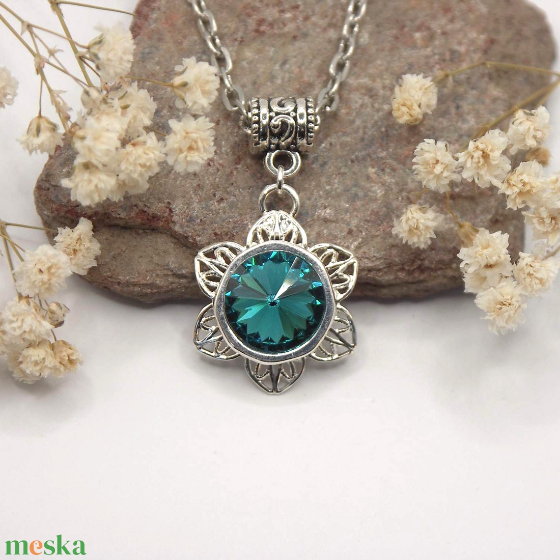 Swarovski kristályos nyaklánc, egyedi készítésú, virág formájú medállal, választható színű kristállyal - ékszer - nyaklánc - medálos nyaklánc - Meska.hu