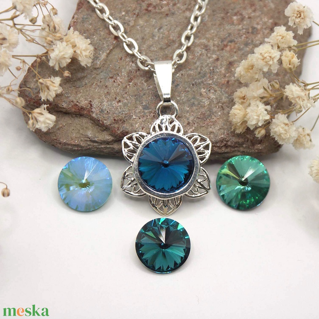 Swarovski kristályos nyaklánc, egyedi készítésú, virág formájú medállal, választható színű kristállyal - ékszer - nyaklánc - medálos nyaklánc - Meska.hu