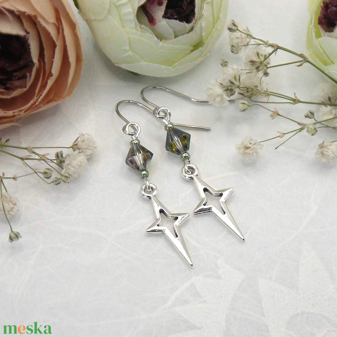 Zöldesen megcsillanó, Swarovski gyöngyös fülbevaló hosszúkás csillag függővel - Sarkcsillag - ékszer - fülbevaló - lógó fülbevaló - Meska.hu