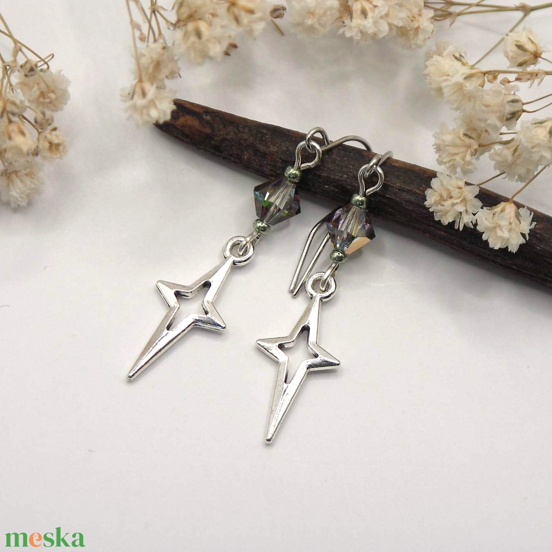 Zöldesen megcsillanó, Swarovski gyöngyös fülbevaló hosszúkás csillag függővel - Sarkcsillag - ékszer - fülbevaló - lógó fülbevaló - Meska.hu