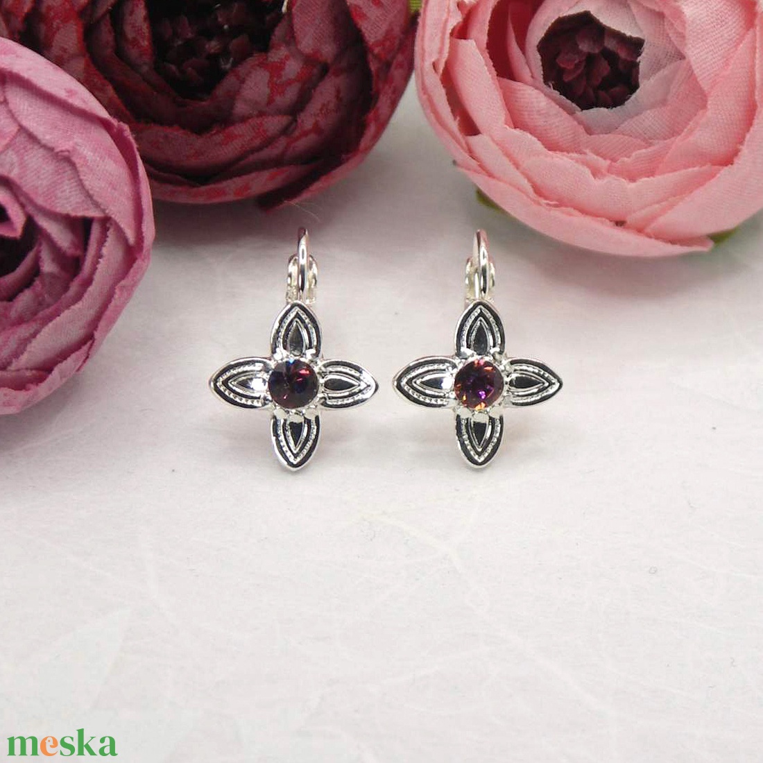 Vörös színű Swarovski kristályos, egyedi készítésú, damaszk virág formájú fülbevaló - Rubine - ékszer - fülbevaló - lógó fülbevaló - Meska.hu