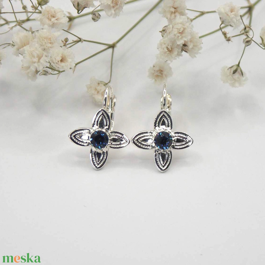 Sötétkék Swarovski kristályos, egyedi készítésú, damaszk virág formájú fülbevaló - Persian - ékszer - fülbevaló - lógó fülbevaló - Meska.hu
