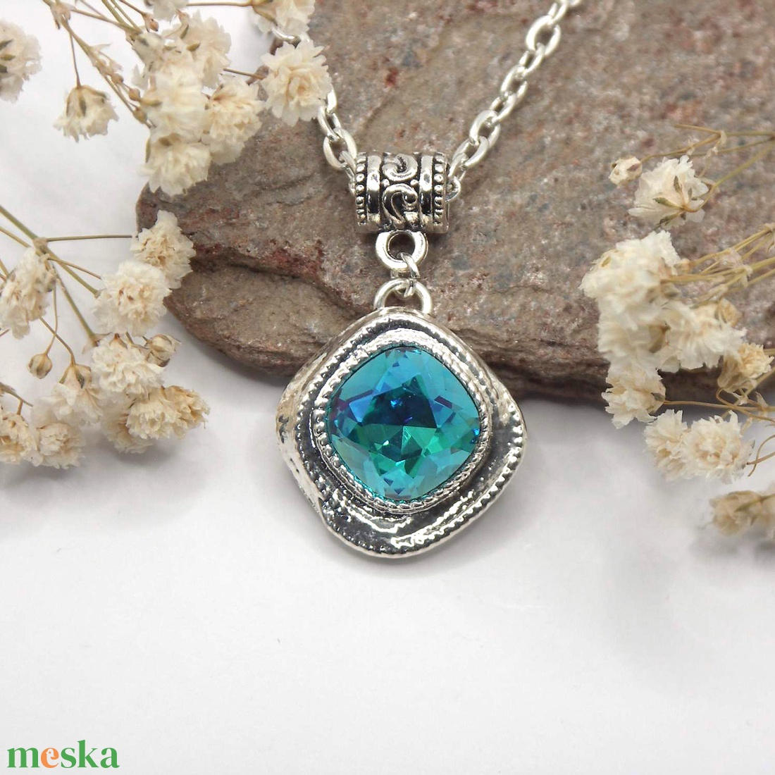 Swarovski kristályos nyaklánc, egyedi készítésú, peremes medállal, választható színű kristállyal - ékszer - nyaklánc - medálos nyaklánc - Meska.hu