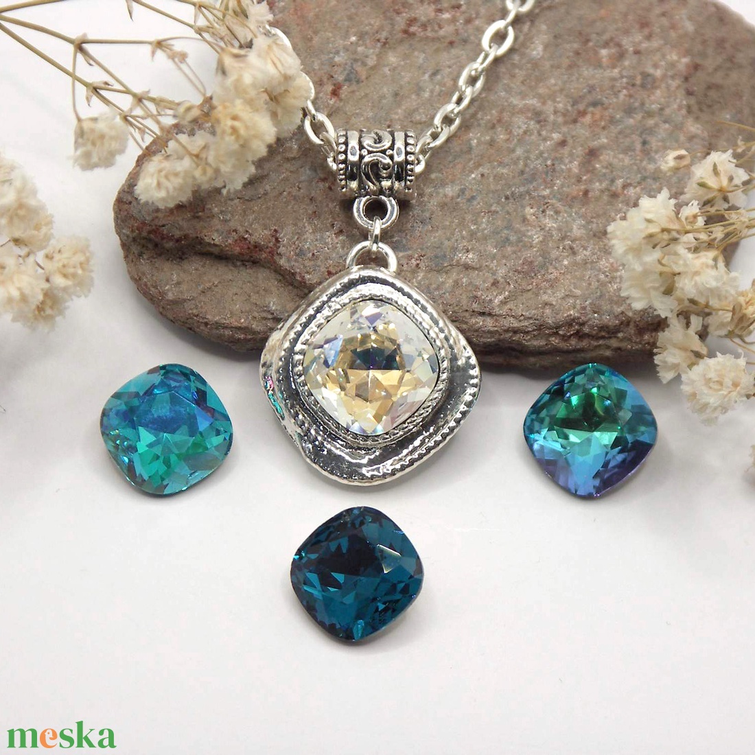 Swarovski kristályos nyaklánc, egyedi készítésú, peremes medállal, választható színű kristállyal - ékszer - nyaklánc - medálos nyaklánc - Meska.hu