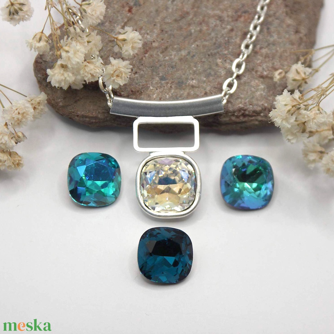 Swarovski kristályos nyaklánc, egyedi készítésú, különleges négyszög formájú medállal, választható színű kristállyal - ékszer - nyaklánc - medálos nyaklánc - Meska.hu